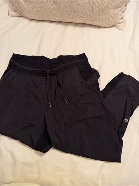 Lululemon Black Athletic cropped Joggers